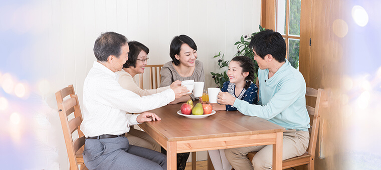 三世代５人の家族写真。テーブルを囲んで、マグカップで乾杯している